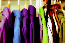Färgstarka kläder i garderob